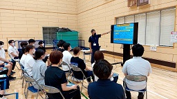 センター副所長で本学の教育連携協議会員でもある高山様の講義の様子<br />